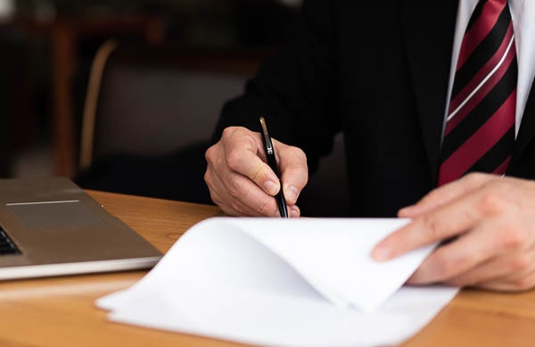 Who chooses the notary in a home purchase and sale operation?