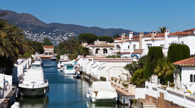 Properties in Empuriabrava:Full Service from Search to Signature