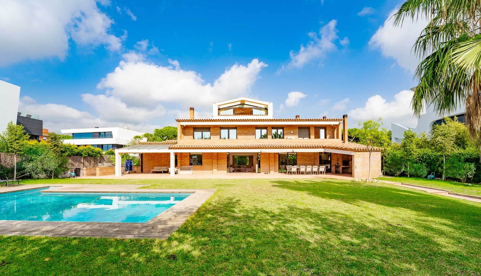 Villa first sea line