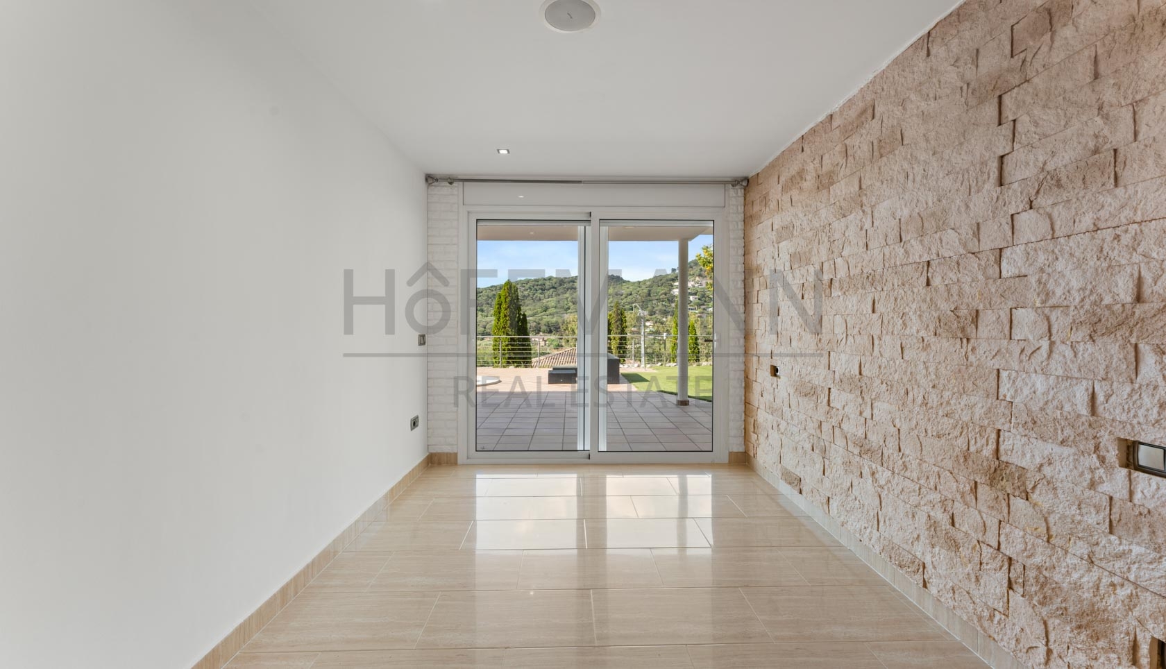 Exclusive home with idyllic landscape views