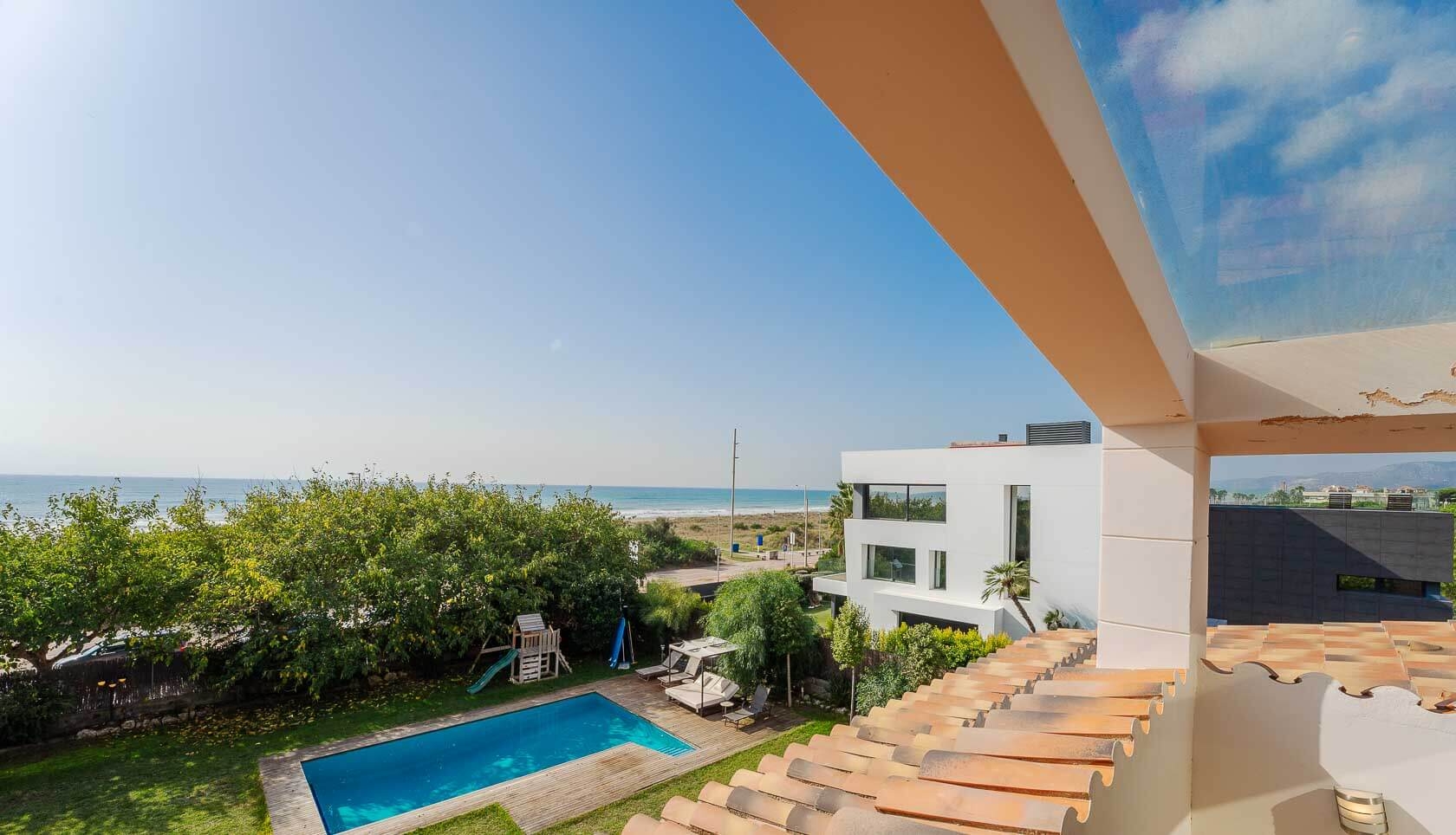 Villa first sea line