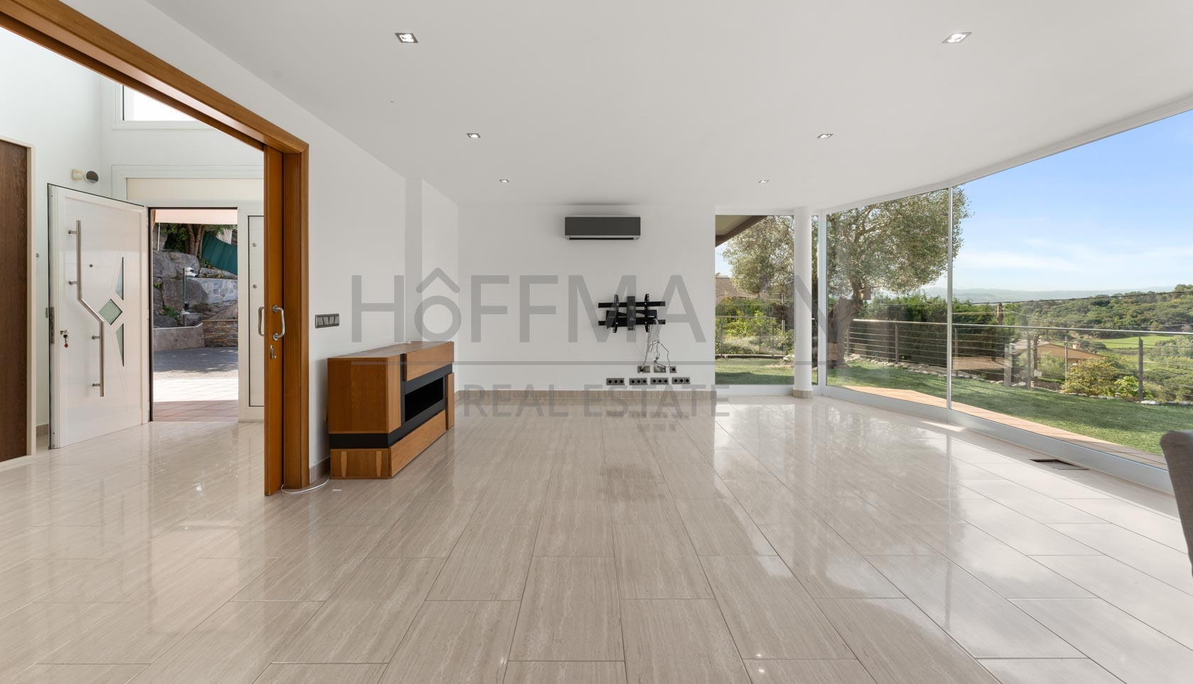 Exclusive home with idyllic landscape views