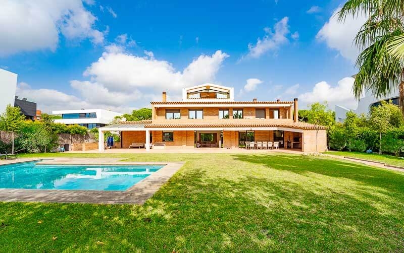 Villa first sea line