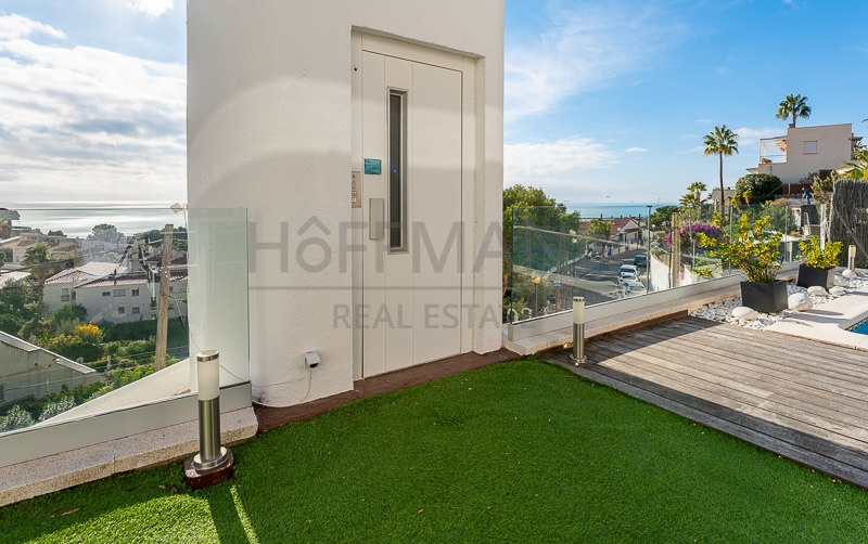 Casa Renovada de Lujo con Vistas al Mar en Sitges