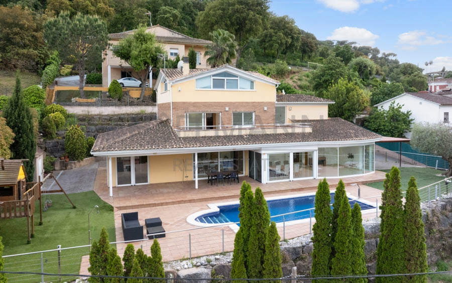 Exclusive home with idyllic landscape views