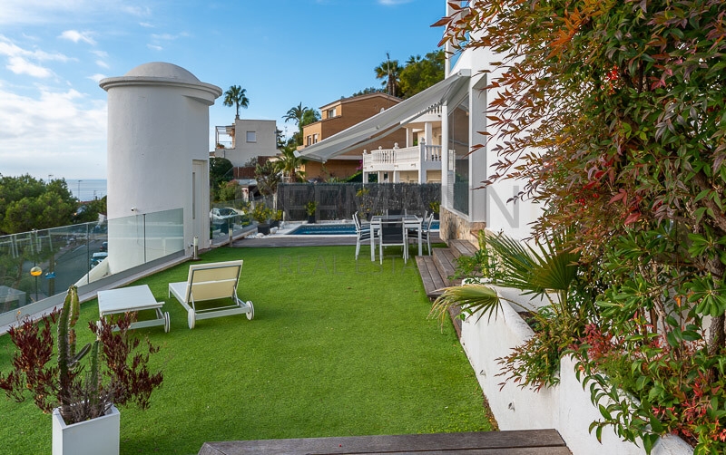 Casa Renovada de Lujo con Vistas al Mar en Sitges