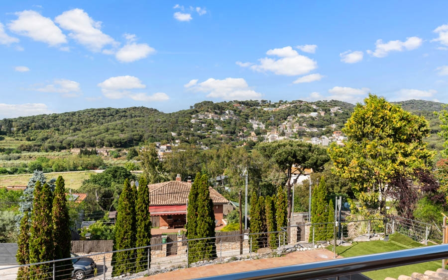 Exclusive home with idyllic landscape views