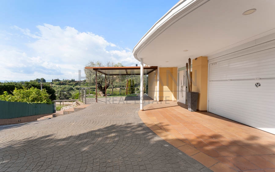 Exclusive home with idyllic landscape views