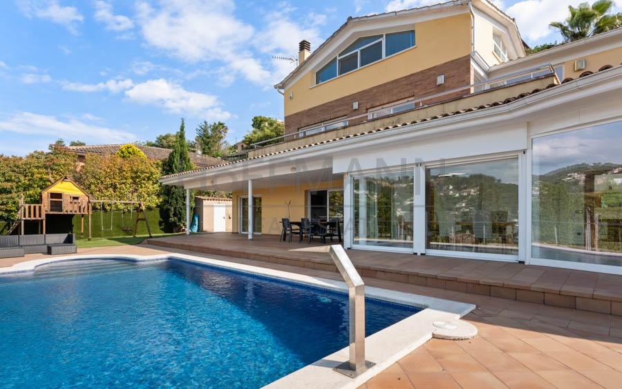 Exclusive home with idyllic landscape views