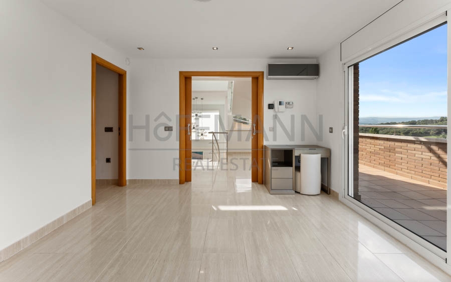 Exclusive home with idyllic landscape views