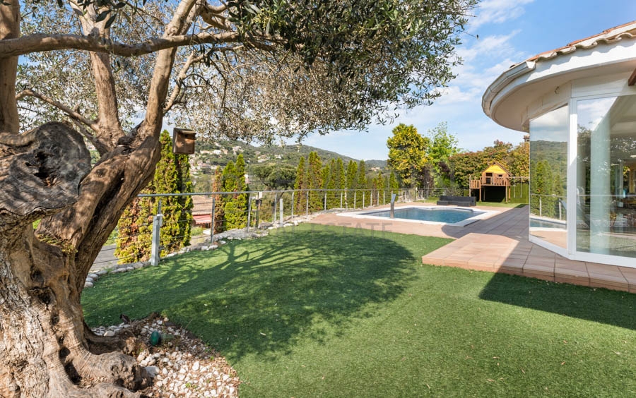 Exclusive home with idyllic landscape views