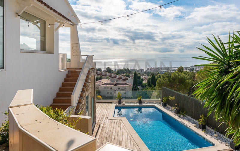 Casa Renovada de Lujo con Vistas al Mar en Sitges