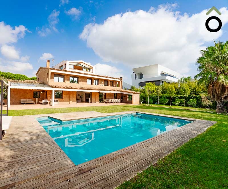 Villa first sea line