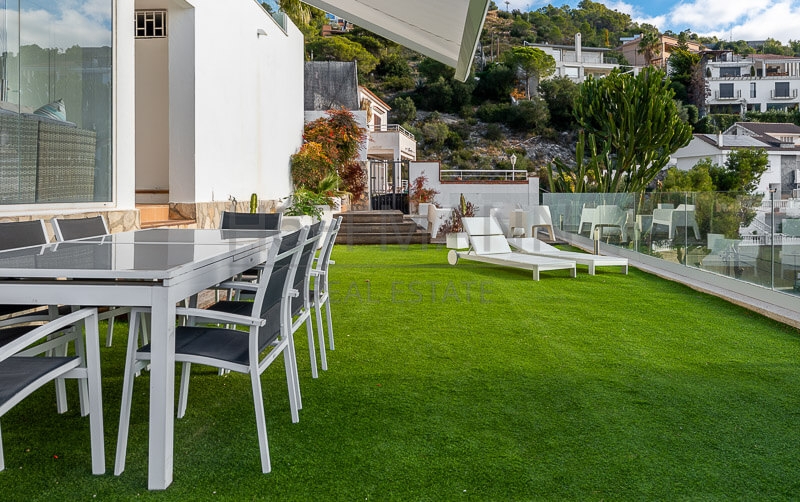 Casa Renovada de Lujo con Vistas al Mar en Sitges
