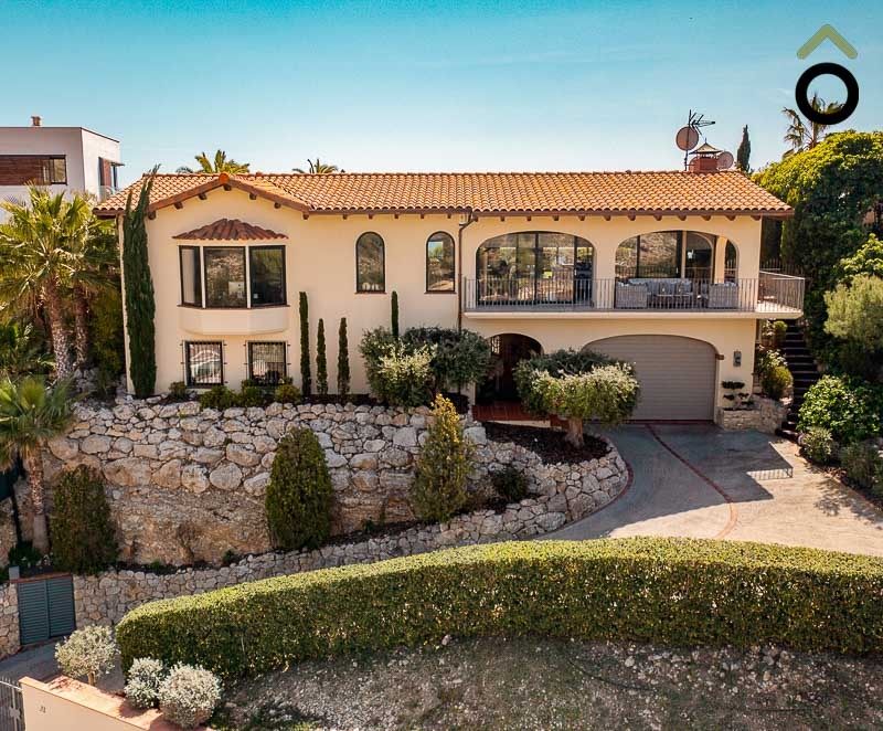 Charming villa with sea views