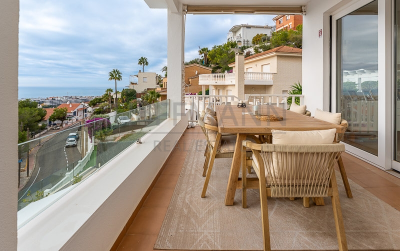 Casa Renovada de Lujo con Vistas al Mar en Sitges