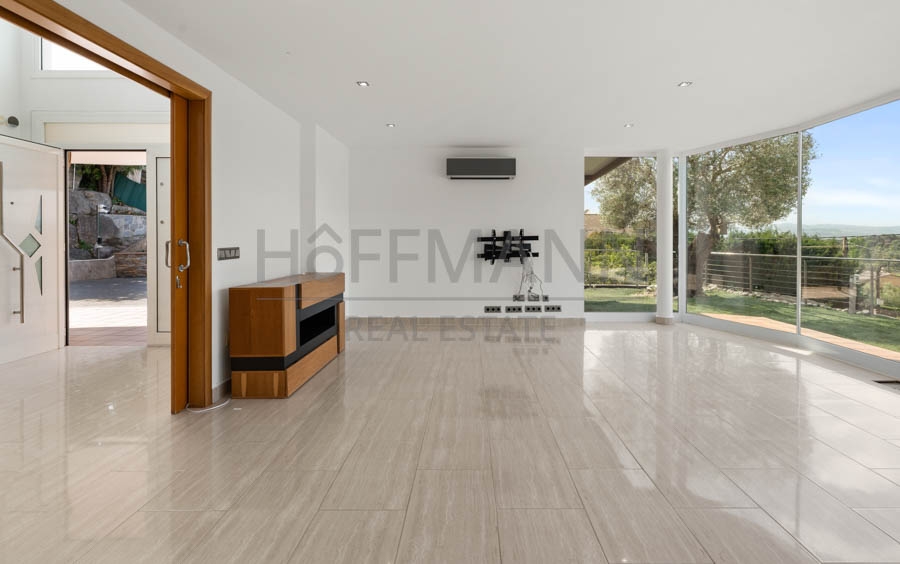 Exclusive home with idyllic landscape views